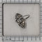 26089-0350.p12_Ein Art-déco-Ring aus den 1920er Jahren mit Diamanten und Onyx im klaren geometrischen Design-de.jpg