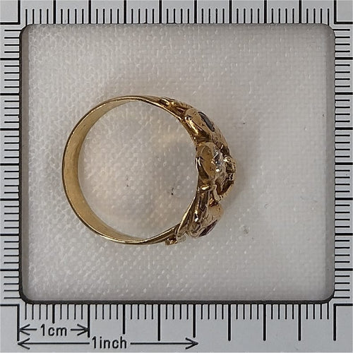 26106-0234.p12_Anillo triple de serpiente en oro texturizado con rubí  zafiro y diamante  ca  1900-en.jpg