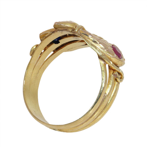 26106-0234.p08_Anillo triple de serpiente en oro texturizado con rubí  zafiro y diamante  ca  1900-en.jpg