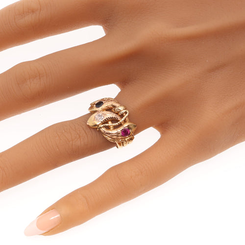 26106-0234.p02_Anillo triple de serpiente en oro texturizado con rubí  zafiro y diamante  ca  1900-en.jpg