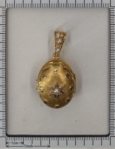 26106-0437.p08_Viktoriaaninen tähtiriipusmedaljonki 18K kullassa noin 1860 timanteilla ja helmillä-en.jpg