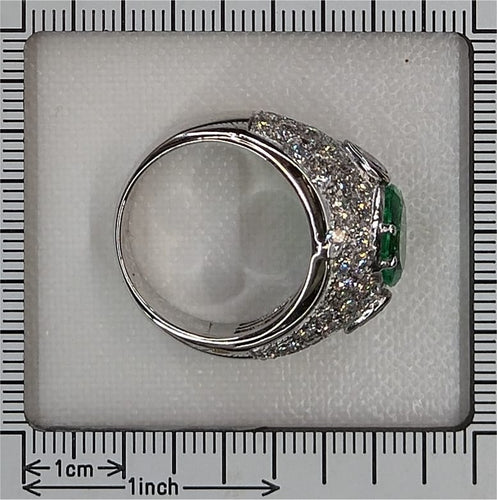 26155-0108.p12_A Bold Vintage Ring with a Colombian Emerald Heart and Diamonds circa 1990-en.jpg