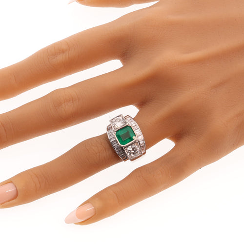 26155-0112.p02_Ein architektonischer Statement-Ring mit Smaragd und Diamanten  um  1955-de.jpg