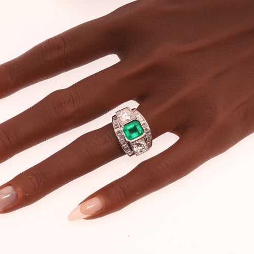 26155-0112.p01_Ein architektonischer Statement-Ring mit Smaragd und Diamanten  um  1955-de.jpg