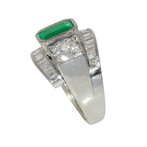 26155-0112.p06_Ein architektonischer Statement-Ring mit Smaragd und Diamanten  um  1955-de.jpg
