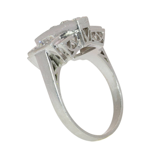 26203-0045.p07_Arkitektonisk Art Deco platin diamantring  Belgien  cirka 1950-en.jpg