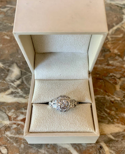 https://cdn.shopify.com/s/files/1/0647/1470/3075/files/BagueVintage-BagueArt-DecoDiamantsPlatine-JoaillerieParis-LesPierresdeJulie_2.jpg?v=1784994474