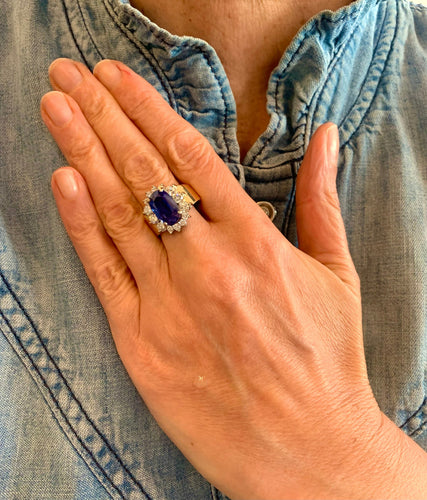 https://cdn.shopify.com/s/files/1/0647/1470/3075/files/BagueCocktail-BaguePompadourSaphir6.47CaratsDiamantsOrJaune-JoaillerieParis-LesPierresdeJulie_2.jpg?v=1785768010