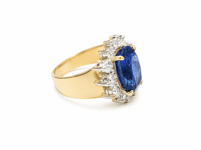 https://cdn.shopify.com/s/files/1/0647/1470/3075/files/BagueCocktail-BaguePompadourSaphir6.47CaratsDiamantsOrJaune-JoaillerieParis-LesPierresdeJulie_2.png?v=1785768010