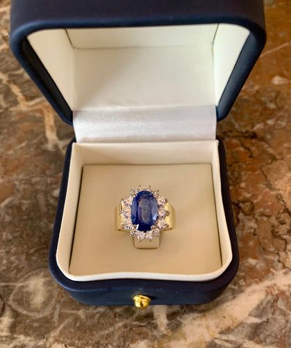 https://cdn.shopify.com/s/files/1/0647/1470/3075/files/BagueCocktail-BaguePompadourSaphir6.47CaratsDiamantsOrJaune-JoaillerieParis-LesPierresdeJulie_3.jpg?v=1785768010