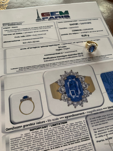https://cdn.shopify.com/s/files/1/0647/1470/3075/files/BagueCocktail-BaguePompadourSaphir6.47CaratsDiamantsOrJaune-JoaillerieParis-LesPierresdeJulie_4.jpg?v=1785768010