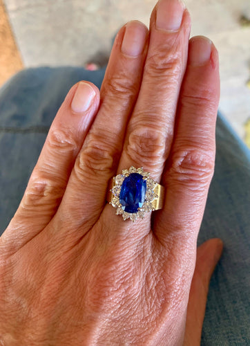 https://cdn.shopify.com/s/files/1/0647/1470/3075/files/BagueCocktail-BaguePompadourSaphir6.47CaratsDiamantsOrJaune-JoaillerieParis-LesPierresdeJulie_1.jpg?v=1785768010
