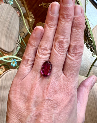 Rubellite ovale 8,63 carats 58 Facettes P187
