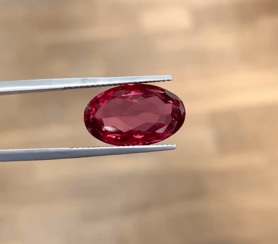 Rubellite ovale 8,63 carats 58 Facettes P187