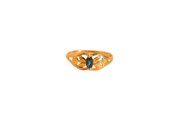 18-carat yellow gold filigree ring with marquise sapphire 