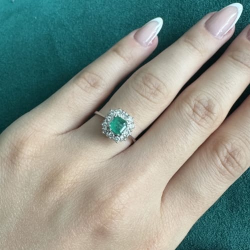 https://ledial.it/app/uploads/2026/08/42673-anello-oro-halo-margherita-smeraldo-diamanti_indossato_sito-51.jpg