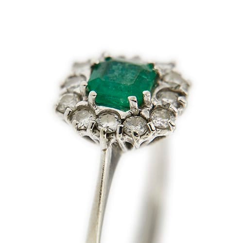 https://ledial.it/app/uploads/2026/08/42673-anello-oro-halo-margherita-smeraldo-diamanti_11.jpg