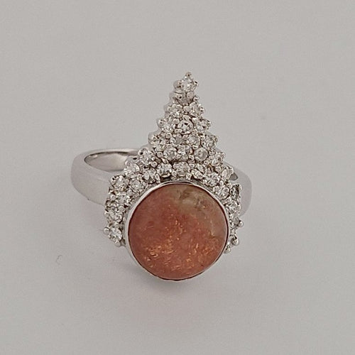 54 Bague en or blanc, pierre de soleil et diamants 58 Facettes 2752701