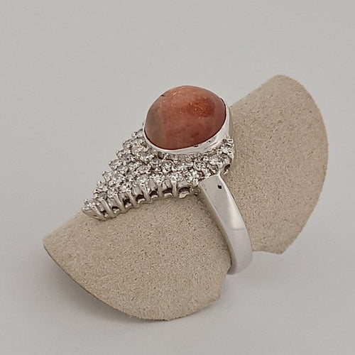 54 Bague en or blanc, pierre de soleil et diamants 58 Facettes 2752701