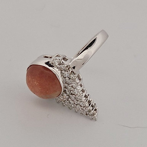54 Bague en or blanc, pierre de soleil et diamants 58 Facettes 2752701