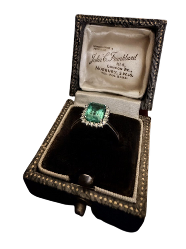 Ring i 18K vitguld med smaragd och diamanter 