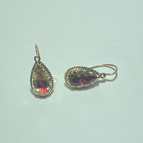 Boucles d'oreilles Boucles d'oreilles poire en or jaune 18K 58 Facettes 250261