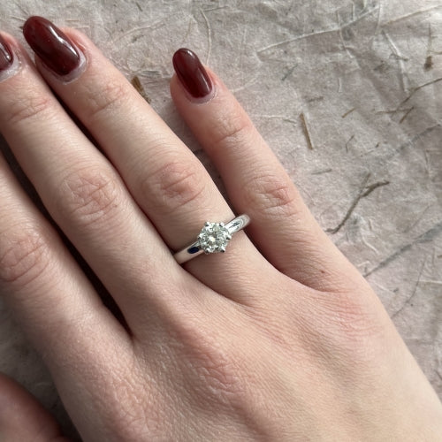 https://ledial.it/app/uploads/2024/01/4114-anello-oro-diamanti-solitario-indossato_sito.jpg