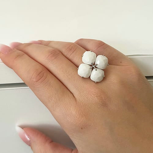 Bague Bague fleur en or blanc 18 ct avec onyx blanc 58 Facettes 37093