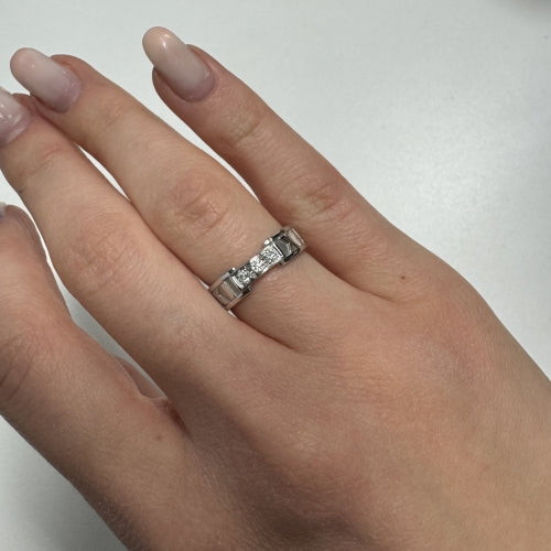 https://ledial.it/app/uploads/2023/05/30977-anello-oro-diamanti-atlas-tiffany-indossato_sito.jpg