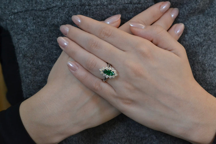 Bague 51 Bague vintage émeraude et diamants en or 18k et platine 58 Facettes 27832dv
