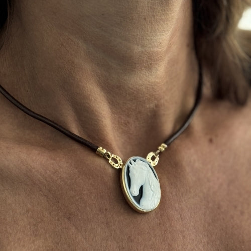 https://ledial.it/app/uploads/2022/10/33169-collana-oro-ciondolo-cammeo-cavallo-indossato_sito.jpg