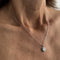 https://ledial.it/app/uploads/2023/07/27669-collana-oro-ciondolo-margherita-indossato_sito.jpg