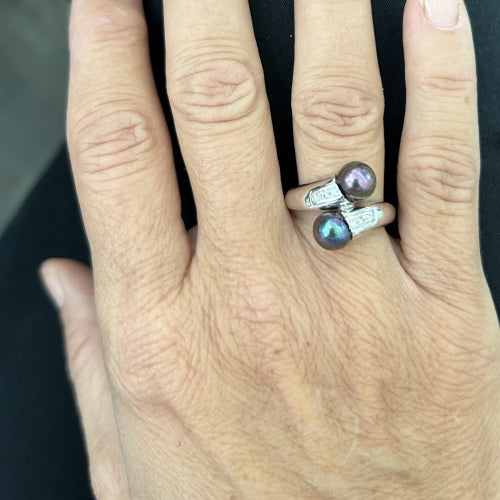 https://ledial.it/app/uploads/2023/04/28697-anello-oro-diamanti-perle-indossato_sito.jpg