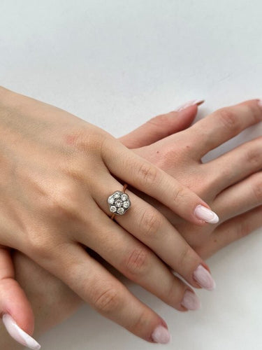 https://ledial.it/app/uploads/2023/05/31303-anello-oro-fiore-diamanti-vintage-indossato_sito-rotated.jpg