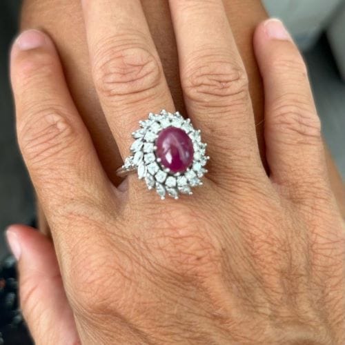 https://ledial.it/app/uploads/2023/03/27889-anello-platino-rubino-diamanti-indossato.jpg