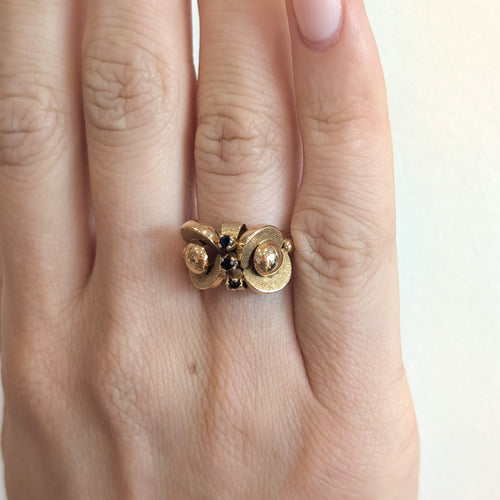 https://18carats.fr/wp-content/uploads/2026/06/37712-37715-Bague-art-nouveau-en-or-jaune-sertie-de-saphirs.jpg