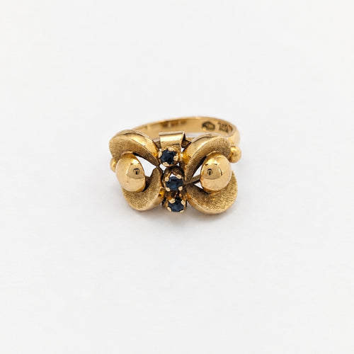 https://18carats.fr/wp-content/uploads/2026/06/37712-37716-Bague-art-nouveau-en-or-jaune-sertie-de-saphirs.jpg