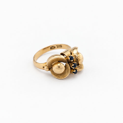 https://18carats.fr/wp-content/uploads/2026/06/37712-37717-Bague-art-nouveau-en-or-jaune-sertie-de-saphirs.jpg