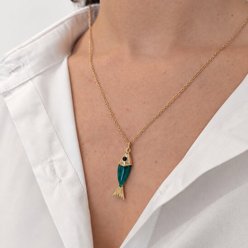 https://18carats.fr/wp-content/uploads/2026/05/36847-36850-Pendentif-poisson-en-or-jaune-onyx-et-calcedoine.jpg