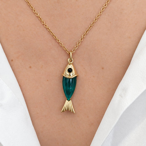 https://18carats.fr/wp-content/uploads/2026/05/36847-36851-Pendentif-poisson-en-or-jaune-onyx-et-calcedoine.jpg