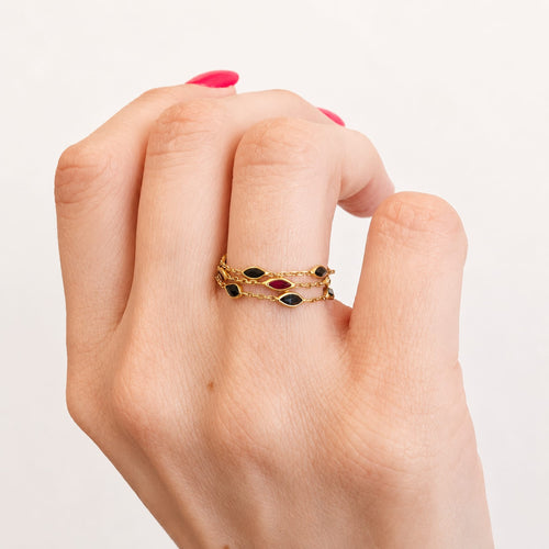 https://18carats.fr/wp-content/uploads/2026/05/36797-37455-Trio-de-bagues-chainette-en-or-jaune-serties-de-saphirs-et-rubis.jpg
