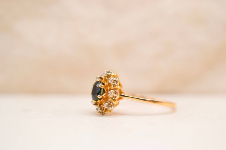 https://cdn.shopify.com/s/files/1/0963/7950/2920/files/bague-Stokrotka-saphir-diamants_a219056e-2ad8-480a-bee8-e198f057eec8.jpg?v=1788340664