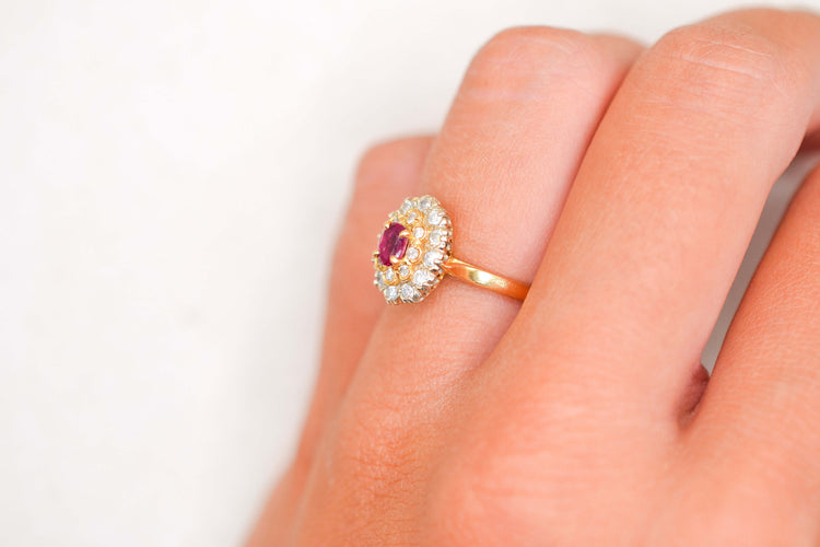 https://cdn.shopify.com/s/files/1/0963/7950/2920/files/bague-pompadour-Sedmikráska-ancienne.jpg?v=1788347426