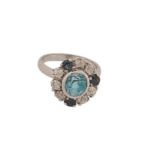55 Bague en or blanc, diamants, saphirs et zircon 58 Facettes 2909945