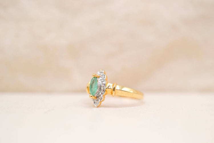 https://cdn.shopify.com/s/files/1/0963/7950/2920/files/bague-navette-emeraude-diamants.jpg?v=1788355362