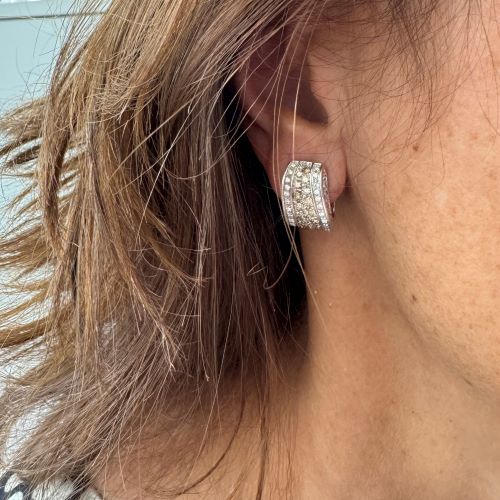 https://ledial.it/app/uploads/2021/03/13036-orecchini-oro-lobo-diamanti-indossato_sito.jpg