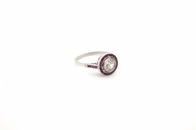 Bague 57 Bague Art déco - diamants et rubis en platine, 1930 58 Facettes 24714