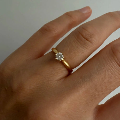 https://cdn.shopify.com/s/files/1/0943/8576/6747/files/bague-Solitär-diamant-0.2-carat.webp?v=1789658105