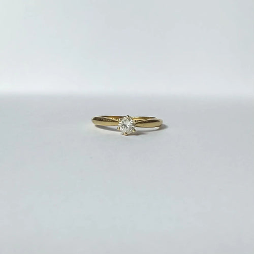 https://cdn.shopify.com/s/files/1/0943/8576/6747/files/bague-Solitär-or-jaune-18-carats-diamants.webp?v=1789574114