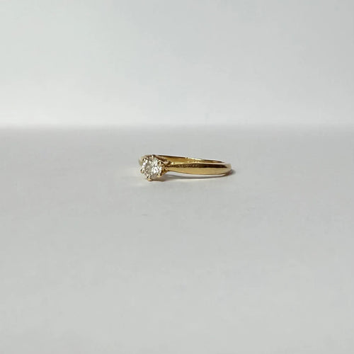 https://cdn.shopify.com/s/files/1/0943/8576/6747/files/bague-fiancailles-diamant-0_2-carats-or-jaune-18-carats.webp?v=1789574170